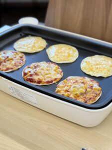 ホットプレートで楽しむ！みんなでワイワイ♪ミニピザづくり【ミライワーク溝ノ口センター】