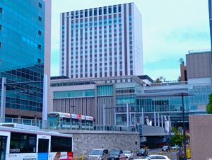 リニューアルした広島駅と市電の風景【ミライワーク広島駅南センター】