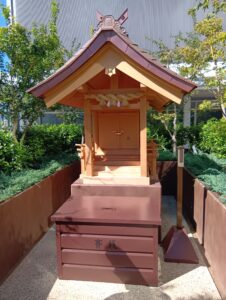 屋上の静かな社へ ミナモアウォーキング【ミライワーク広島駅南センター】